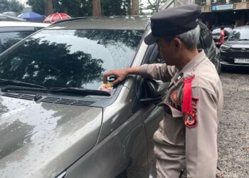 Butuh Bantuan Saat Mudik Atau Wisata, Polsek Kadudampit Tempel Stiker Hotline 110