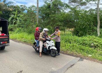 Polsek Kebonpedes Berikan Himbauan Mudik Aman Keluarga Nyaman dan Tempel Stiker Terhadap Kendaraan Bermotor