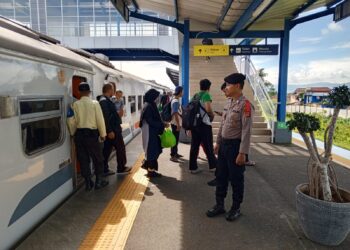 Polsek Cisaat  Melaksanakan Pengamanan ketupat Lodaya 2025 Di Stasiun Cisaat