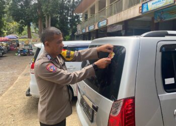 Pospam Situgunung Polsek Kadudampit Tempel Stiker layanan 110 Untuk Mudik dan Wisata