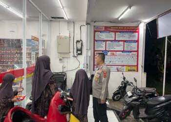 Bhabinkamtibmas Polsek Kebonpedes Sambangi Mini Market Sampaikan Himbauan Kamtibmas