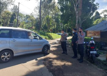 Kapolsek beserta personil memberikan himabaun kepada para pengunjung objek wisata