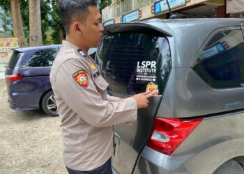 Pospam Situgunung Polsek Kadudampit Sosialisasi dan Himbauan Serta Tempelkan Stiker Hotline Mudik Polri 110