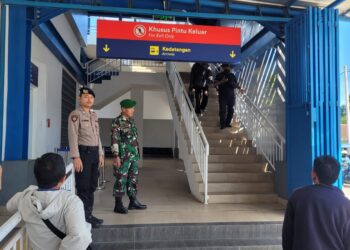 Polsek Cisaat Laksanakan Pengamanan arus balik Idul Fitri 1446 Di Stasiun Cisaat