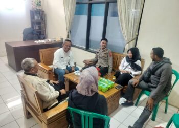Bhabinkamtibmas Polsek Sukalarang Sambang dan Silaturahmi ke Kantor Desa Binaan