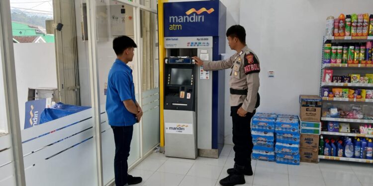 Patroli sambang Alfamart dan Indomart beri himbauan kamtibmas