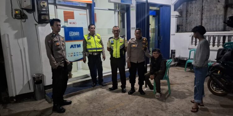 Patroli Sambang Obyek Vital dan Strong Point Malam Dialogis Dengan Masyarakat Wujudkan Situasi Kamtibmas Yang Aman