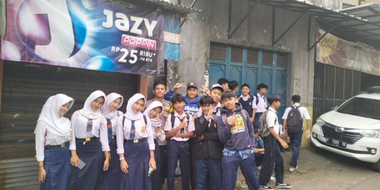 Antisipasi Tawuran Pelajar, Bhabinkamtibmas Polsek Kebonpedes Patroli Intensif Saat Bubaran Sekolah