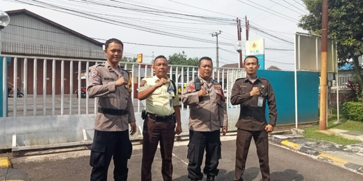 Sambangi Perusahaan PT. SCM Unit Samapta Polsek Lembursitu Patroli Dialogis Dengan Petugas Satpam, Sampaikan Himbauan Kamtimbas