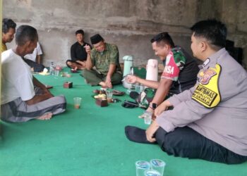 Bhabinkamtibmas Polsek Sukaraja bersama Babinsa Margaluyu Koramil Sukaraja menyambangi warga