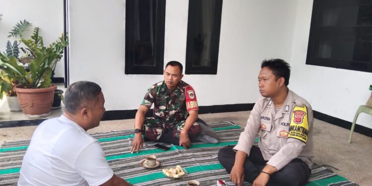 Jaga Kondusifitas Bhabinkamtibmas Sambangi Warga Untuk Tingkatkan Harkamtibmas