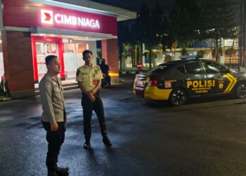 Polsek Cikole Laksanakan Patroli Dialogis Pada Malam Hari