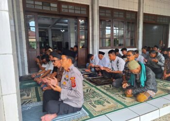 Sampaikan Himbauan Kamtibmas melalui Giat Ngariung Sareng Kapolsek