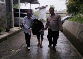 Wujud Nyata Pelayanan, Polisi di Sukabumi Bantu Lansia Sakit.