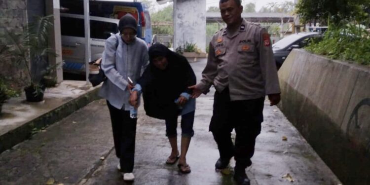 Wujud Nyata Pelayanan, Polisi di Sukabumi Bantu Lansia Sakit.