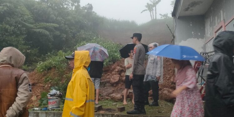 Tiga Rumah Rusak Akibat Hujan Lebat di Sukaraja, Polsek Siaga 24 Jam Antisipasi Bencana