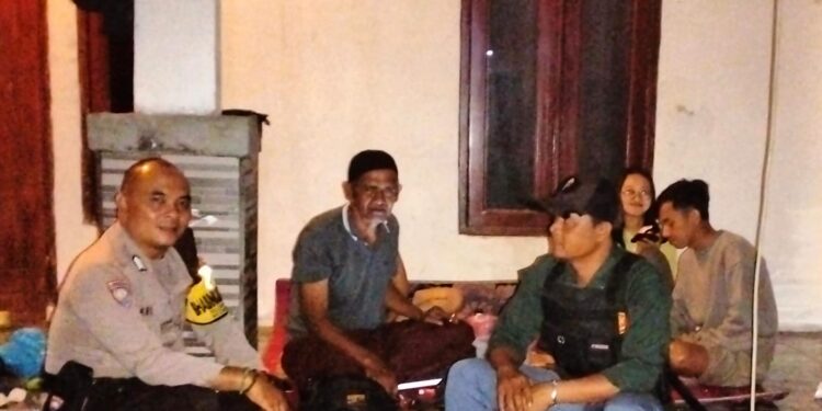 Sambangi Warga Pada Malam Hari, Bhabinkamtibmas Polsek Cireunghas Sampaikan Himbauan Kamtibmas
