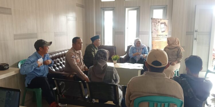 Bhabinkamtibmas Polsek Sukalarang Sambang dan Silaturahmi ke Kantor Desa Binaan dan Warga Masyarakat