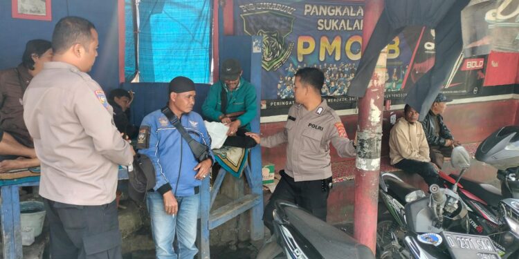Cegah Gangguan Kamtibmas di Obyek-Obyek Vital, Personil Polsek Sukalarang Laksanakan Patroli Siang Hari Dialogis dengan Masyarakat
