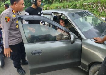 Polsek Citamiang Sukabumi Evakuasi Pengemudi yang Pingsan saat Berkendara