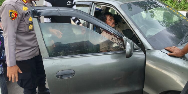 Polsek Citamiang Sukabumi Evakuasi Pengemudi yang Pingsan saat Berkendara