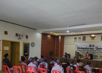 Pastikan Tepat Sasaran Bhabinkamtibmas Polsek Cireunghas Monitoring Penyaluran Insentif Anggota Sat Linmas Linmas