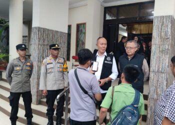 Pengamanan Misa Paskah di GKP Pasundan, Kapolsek Sukaraja Polres Sukabumi Kota mendampingi kunjungan dan pengecekan oleh Walikota Sukabumi