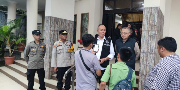 Pengamanan Misa Paskah di GKP Pasundan, Kapolsek Sukaraja Polres Sukabumi Kota mendampingi kunjungan dan pengecekan oleh Walikota Sukabumi