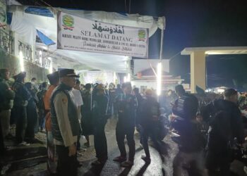 Menghadiri sekaligus memimpin pengamanan tawasul akbar dan Halal Bihalal dengan tokoh masyarakat Desa Pasirhalang sekaligus Pimpinan Sapujagat