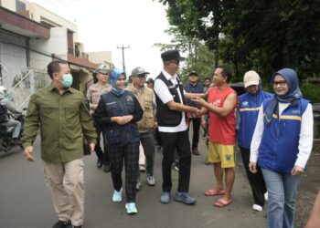 Normalisasi Sungai Cisuda antisipasi banjir .Polsek Baros terjun Aktif laksanakan Pengamanan