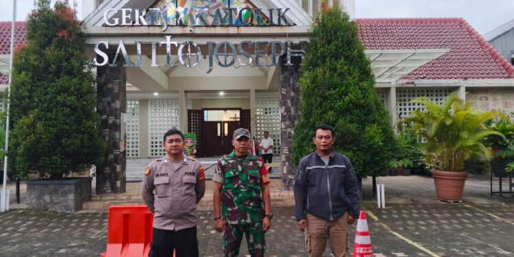 Polsek Cikole Laksanakan Giat Patroli Ke Gereja Santo Joseph