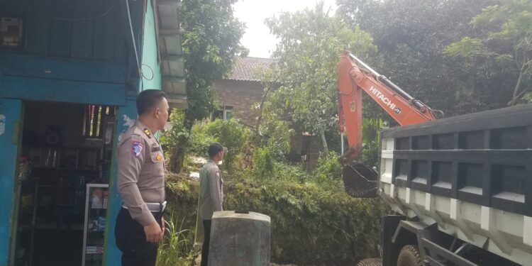Normalisasi Sungai Cisuda, Polsek Baros Tingkatkan Monitoring dan Keamanan Bagi Pengguna Jalan