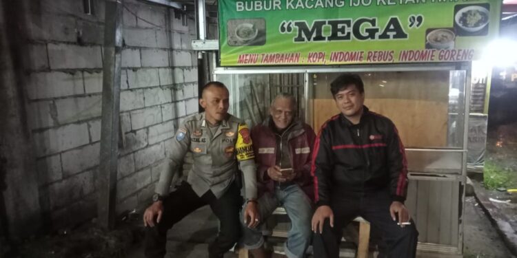 Bhabinkamtibmas Polsek Lembursitu Hadir di Tengah Masyarakat, Sambangi Pengemudi Ojek Pangkalan di Malam Hari