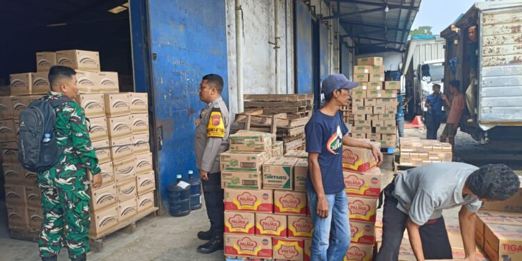 Cegah Peredaran Barang Kadaluarsa, Bhabinkamtibmas dan Babinsa Sambangi Gudang Distributor di Pasirhalang