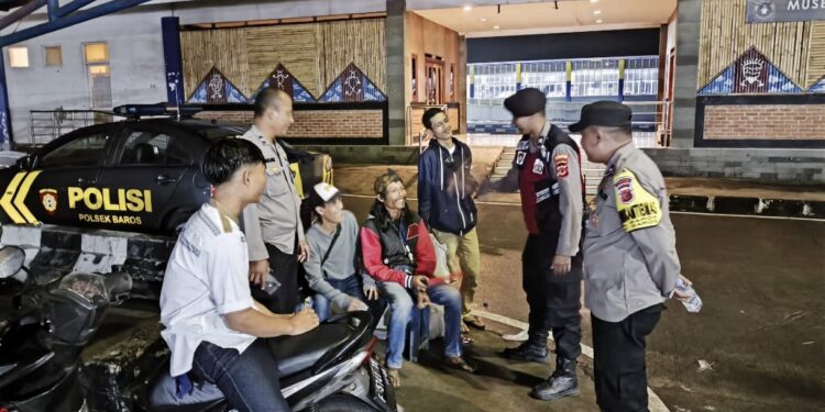Tingkatkan Keamanan Malam Hari, Polsek Baros Gencar Patroli Dialogis