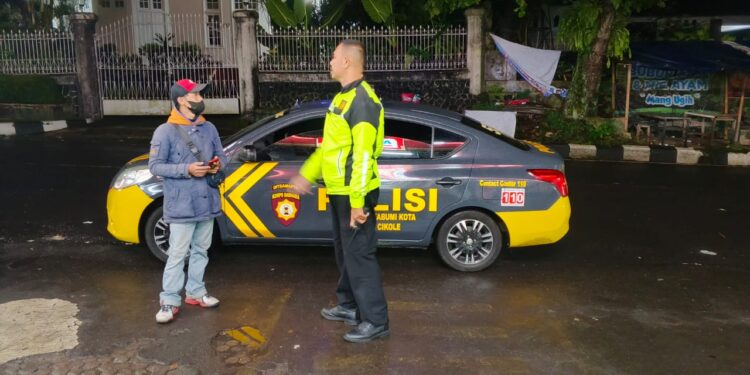 Patroli Polsek Cikole Laksanakan Giat Dialogis dengan Warga