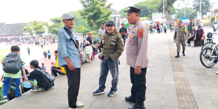 Panit Samapta Polsek Cikole Himbau Warga Jaga Kamtibmas
