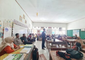 Bhabinkamtibmas desa Langensari Polsek Sukaraja dan Babinsa Langensari Melaksanakan problem solving melalui mediasi