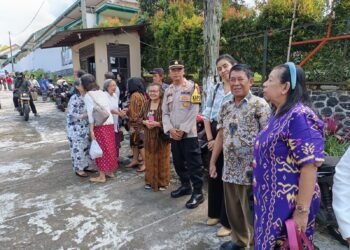 Kapolsek Sukaraja Polres Sukabumi Kota beserta Anggota melaksanakan pengamanan di gereja GKP Pasundan