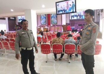 Personil Polsek Sukalarang Laksanakan Pengamanan Kebaktian Umum di Gereja GKI Penginjil Kota Sukabumi