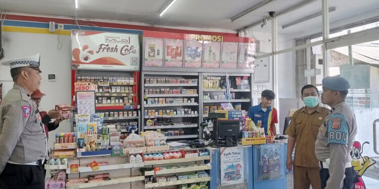 Sampaikan Himbauan Kamtibmas Kepada Karyawan Minimarket saat Patroli Siang