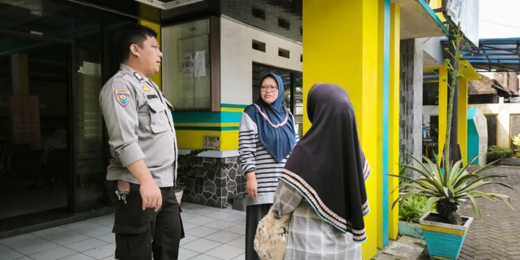 Bhabinkamtibmas Polsek Sukaraja Sambangi Balai Desa Pasirhalang, Ajak Warga Tingkatkan Kewaspadaan Lingkungan
