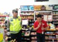Personil Polsek Sukalarang Laksanakan Patroli Dialogis Kerawanan Malam Kontrol Minimarket Alfamart