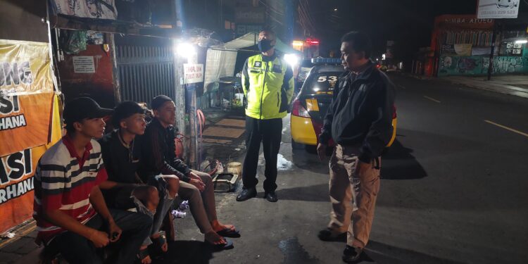 Polsek Cikole Intensifkan Patroli Malam dan Dialogis dengan Warga