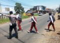 Wujud Kepedulian, Personel Unit Lantas Sektor Sukalarang Bantu Anak Sekolah Menyebrang Jalan