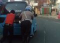 Anggota Lantas Polsek Sukaraja Bantu Mobil Mogok di Tengah Jalan