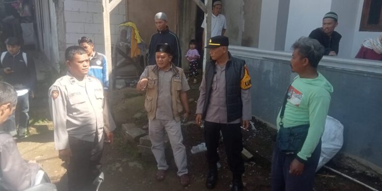 cooling system pada hari May Day, Kapolsek Sukaraja Polres Sukabumi Kota melaksanakan kegiatan ngariung Bareng/Jumat Curhat