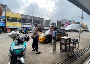 Guna menciptakan keamanan dan kondusif, Kapolsek Citamiang Patroli Dialogis dan Sambangi Warga.