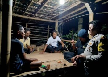 Sambangi Warganya di Malam Hari, Bhabinkamtibmas Sampaikan Imbauan Kamtibmas