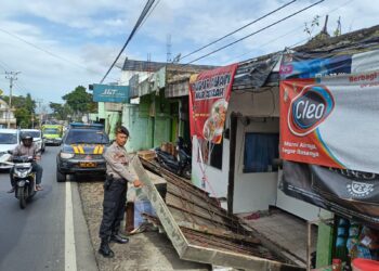 Anggota Polsek Sukaraja mendatangi tempat Kejadian meledaknya gas dari sebuah tabung gas elpiji 3 Kg